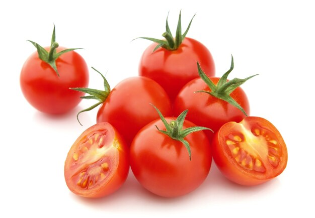 Pomodori maturi su sfondo bianco