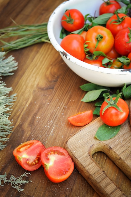 Pomodori maturi su un vecchio tavolo di legno in stile rustico