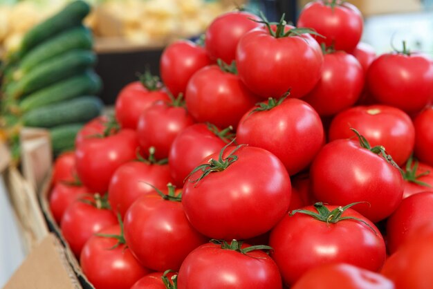 Pomodori maturi sul bancone del mercato bielorusso. Verdure fresche nel bazar di strada. Pomodorini.