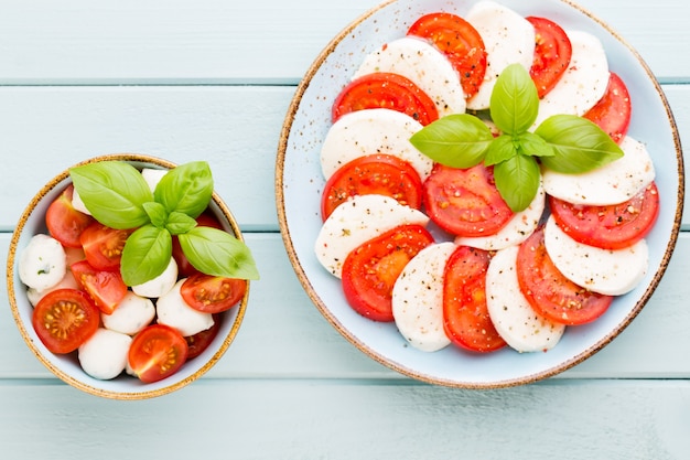 Pomodori, mozzarella, basilico e spezie sulla piastra