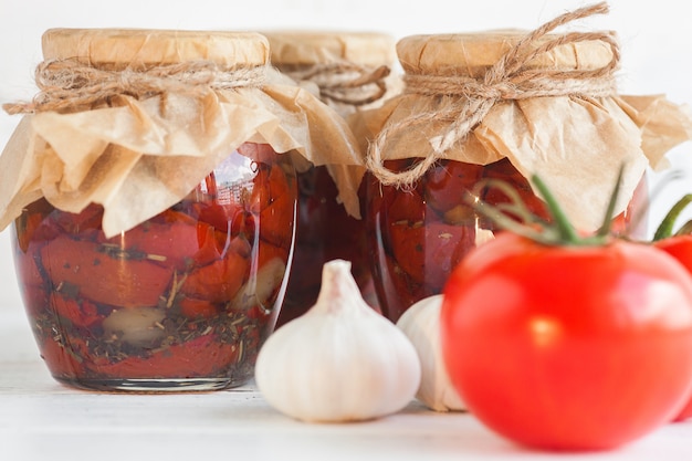 Pomodori nel barattolo. Pomodori secchi fatti in casa. chiusura temporanea. Cibo in scatola estivo e autunnale. conservare con spezie e verdure.