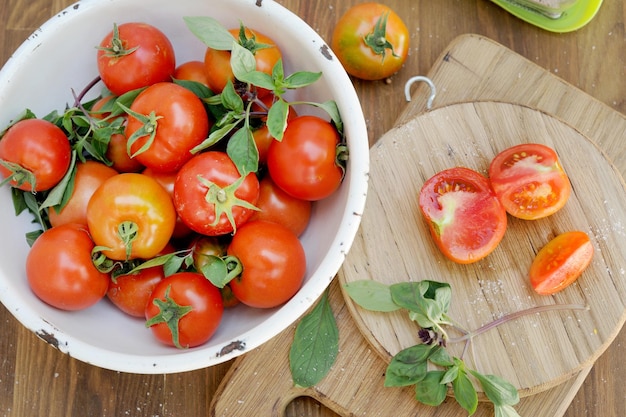 Pomodori organici maturi in ciotola sulla tavola di legno