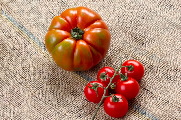 Pomodori organici su sfondo di tela