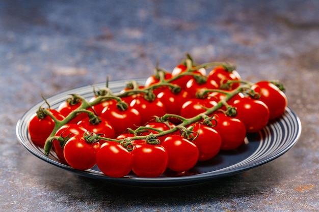 Pomodori piccoli britannici che si trovano sul tagliere