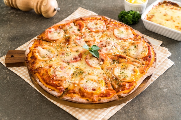 pomodori pizza sul tavolo