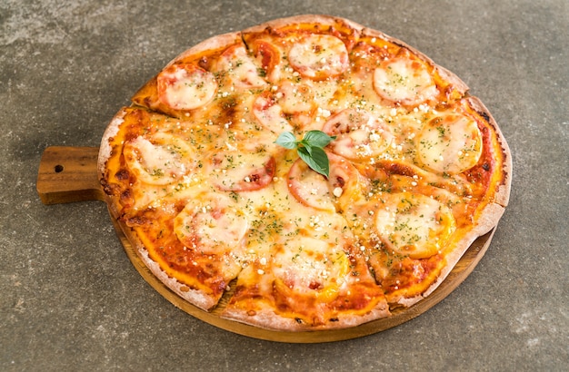 pomodori pizza sul tavolo