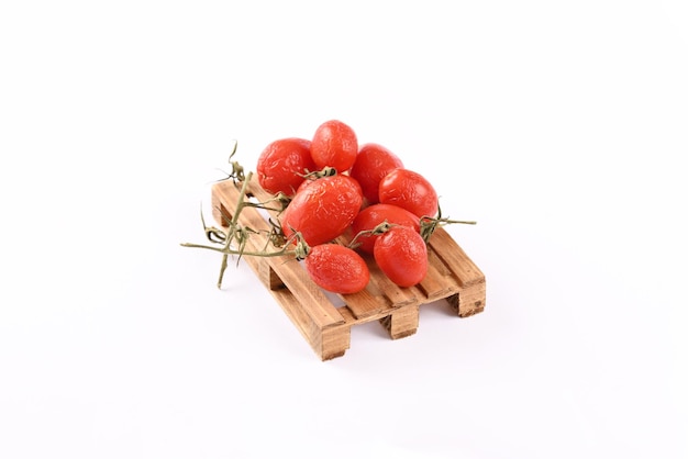 Pomodori raggrinziti non freschi su pallet di legno