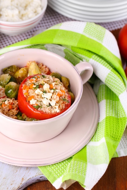 Pomodori ripieni in padella sul primo piano della tavola di legno