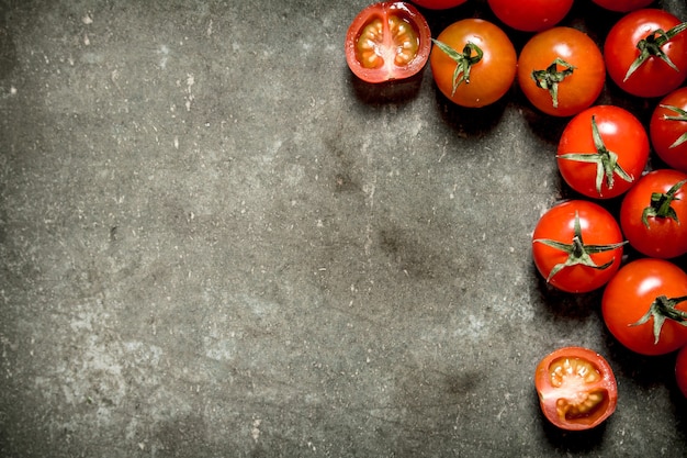 Pomodori rossi bagnati sul tavolo di pietra