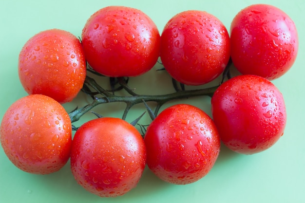 Pomodori rossi con foglie verdi.