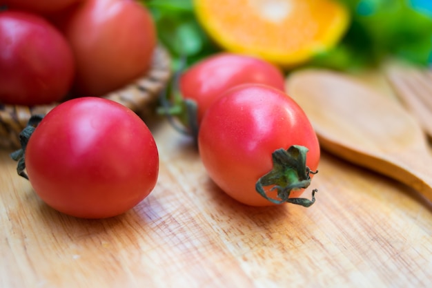 pomodori rossi del primo piano su fondo di legno