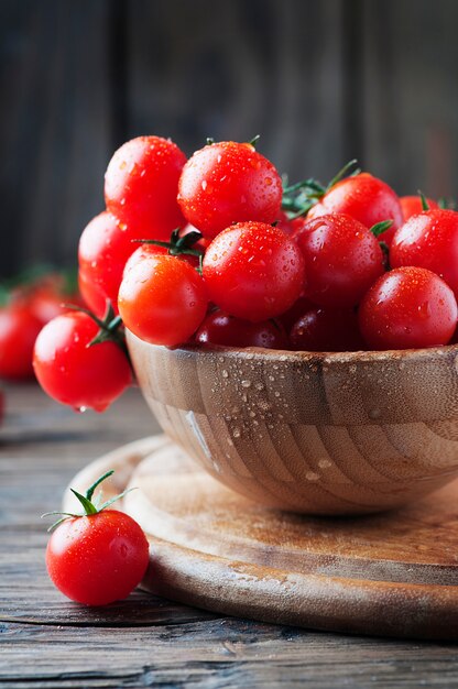Pomodori rossi dolci sulla tavola di legno
