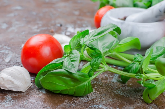 Pomodori rossi e gialli maturi, cipolla verde e basilico, aglio, sale e spezie