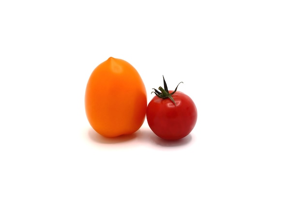 Pomodori rossi e gialli su sfondo chiaro. Prodotto naturale. Colore naturale. Avvicinamento.