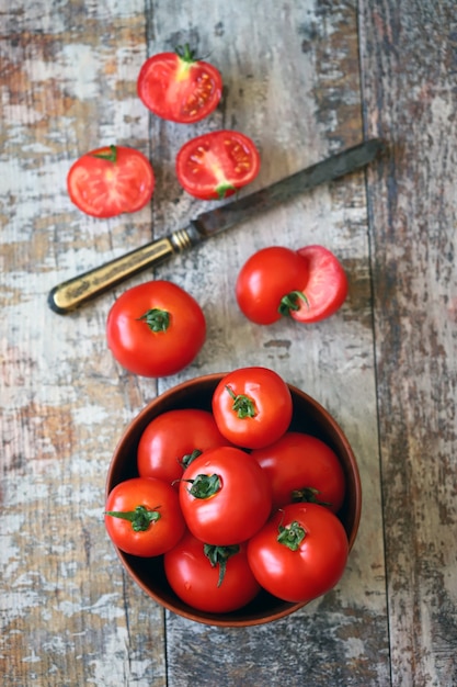 Pomodori rossi freschi in una ciotola