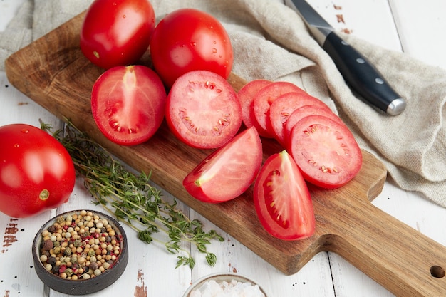 Pomodori rossi freschi, primo piano di pomodori freschi e maturi su fondo di legno