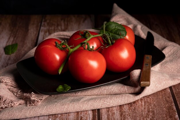 Pomodori rossi giacciono sul tavolo in cucina