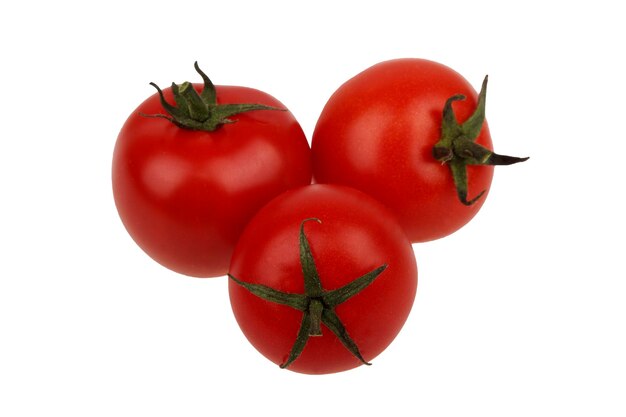 Pomodori rossi isolati su sfondo bianco