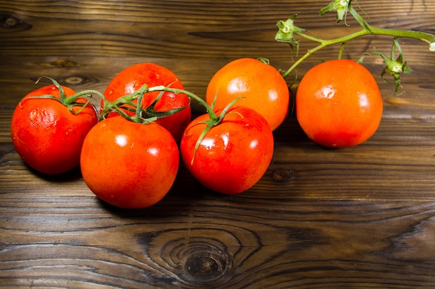 Pomodori rossi maturi sulla tavola di legno