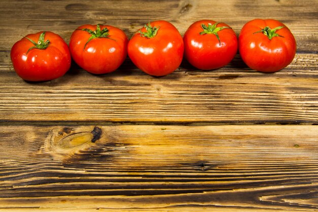 Pomodori rossi maturi sulla tavola di legno