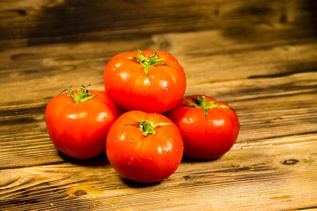 Pomodori rossi maturi sulla tavola di legno