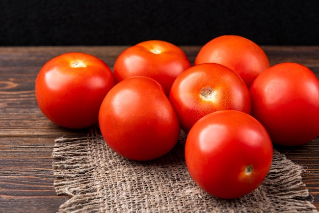 Pomodori rossi su fondo di legno scuro