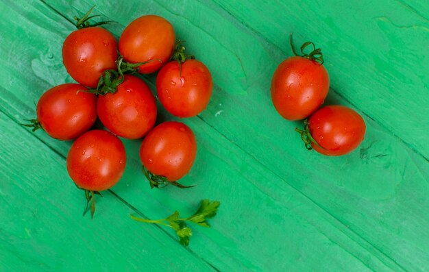 Pomodori rossi su sfondo verde