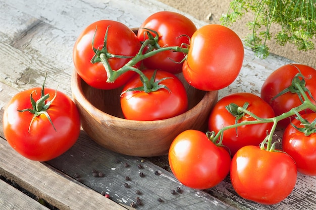 Pomodori rossi su tavola di legno