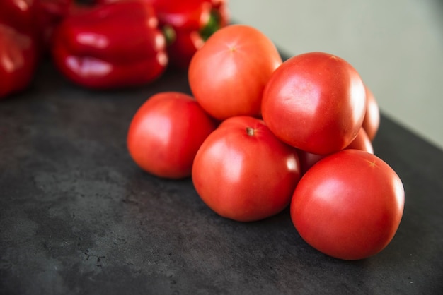 Pomodori rossi su un bancone scuro della cucina