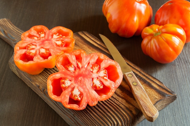 Pomodori rossi su una tavola di legno