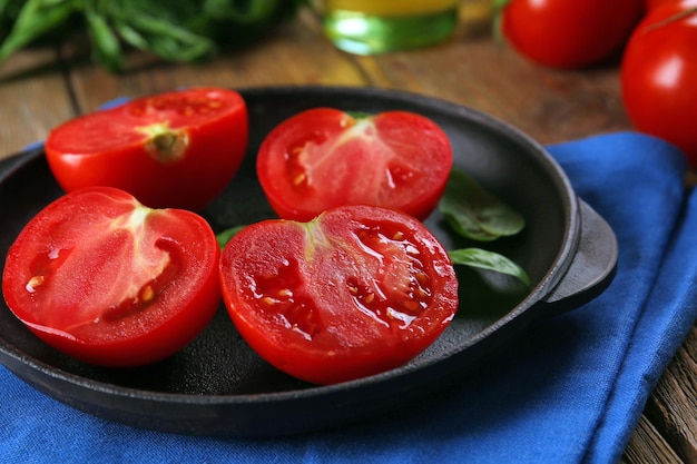 Pomodori rossi sul primo piano del tovagliolo