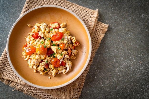 Pomodori saltati in padella con uovo sul piatto