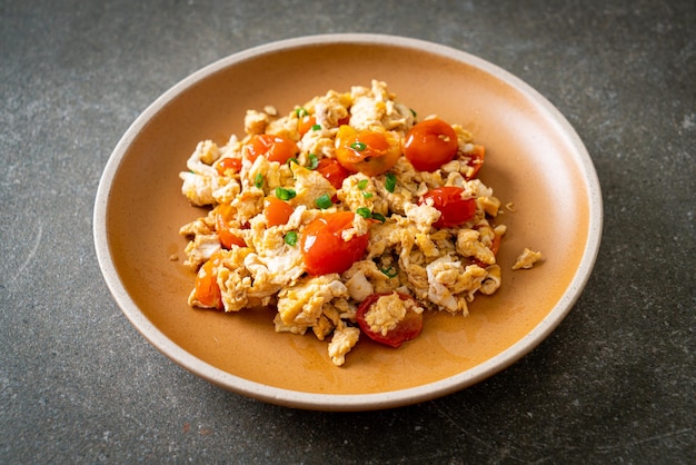 Pomodori saltati in padella con uovo sul piatto