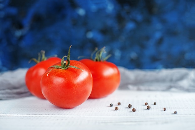 Pomodori saporiti e peperoni dolci. Il concetto di cibo e vegetarismo.