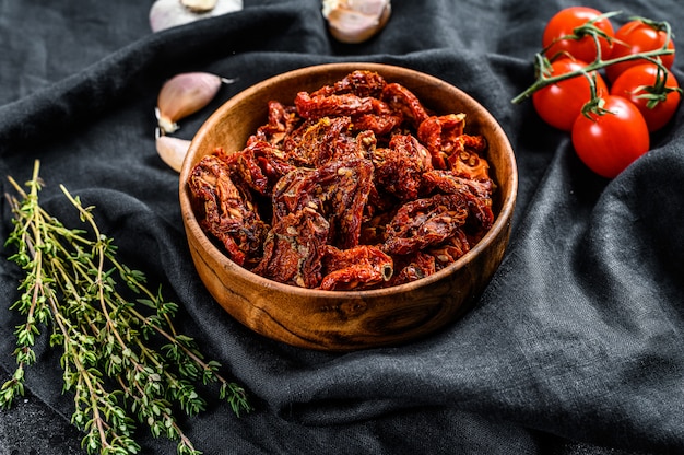 Pomodori secchi con aglio, spezie ed erbe aromatiche. Vista dall'alto