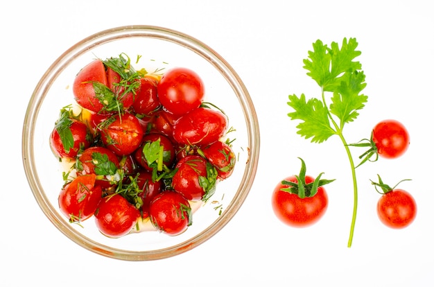 Pomodori sott'aceto con erbe e aglio. Foto dello studio.