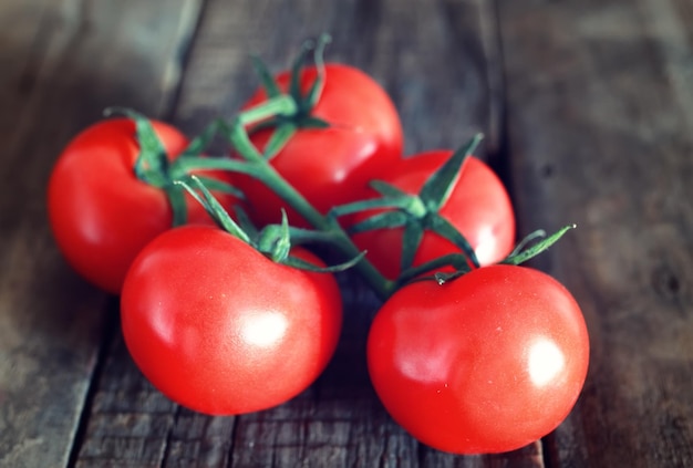 Pomodori su fondo di legno