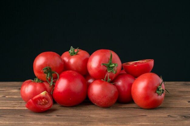 Pomodori su fondo di legno