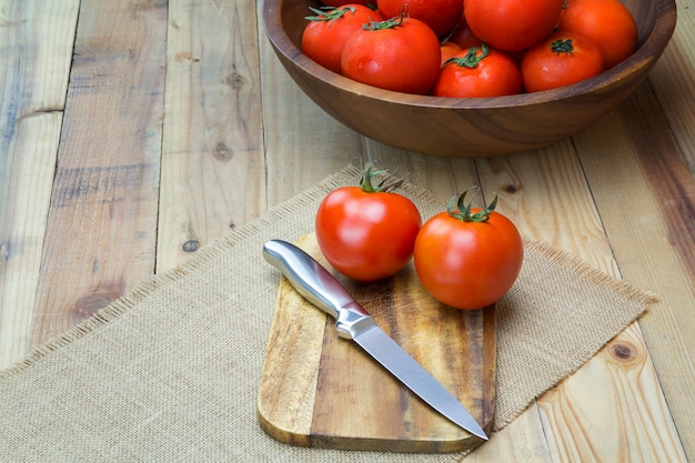 Pomodori su fondo in legno