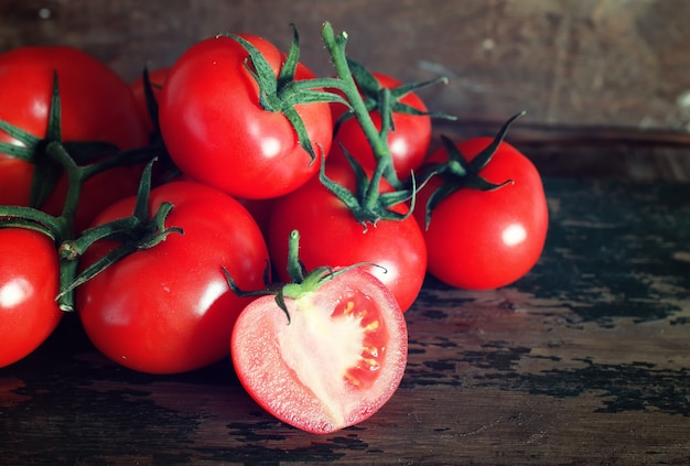 pomodori su fondo in legno