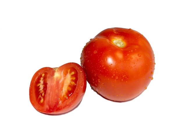 Pomodori su sfondo bianco Pomodoro in gocce d'acqua