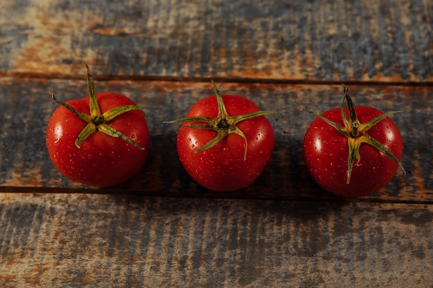 Pomodori su sfondo nero pomodoro mangiare sano verdure verdure per il ristorante