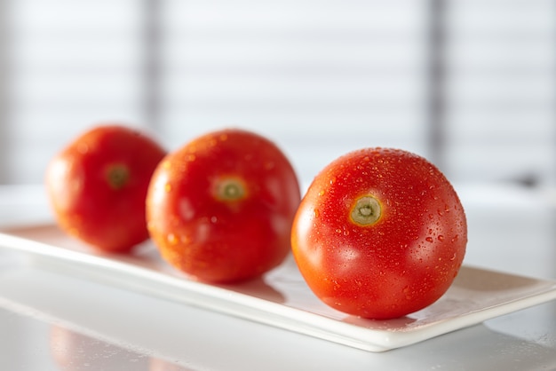 Pomodori su un piatto sul tavolo della cucina