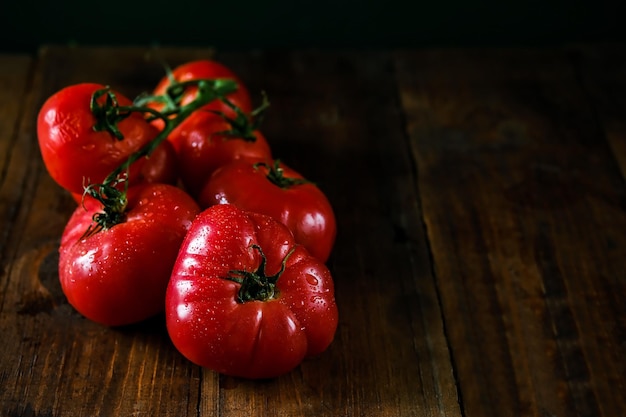 Pomodori su un ramo Pomodori freschi su un tavolo di legno Pomodori Azeybarjan Pomodori maturi