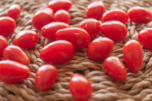 Pomodori su un tavolo di paglia