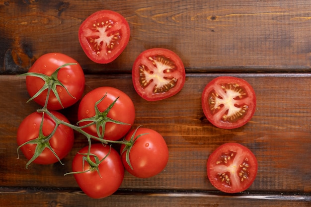 Pomodori su una tavola di legno marrone