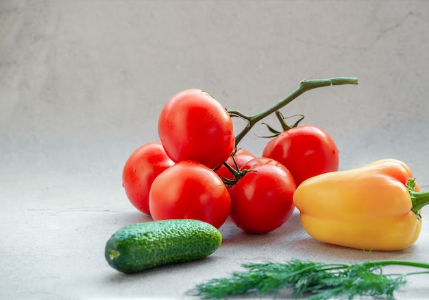 Pomodori su uno sfondo gonfio. Cetriolo e pepe. Misto di verdure.