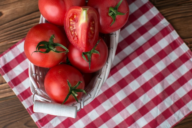 Pomodori sul tavolo di legno