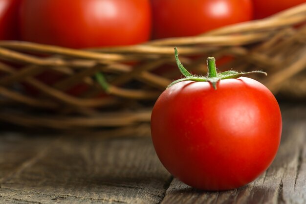 Pomodori sul vecchio tavolo di legno