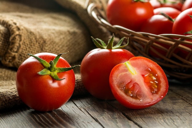 Pomodori sul vecchio tavolo di legno